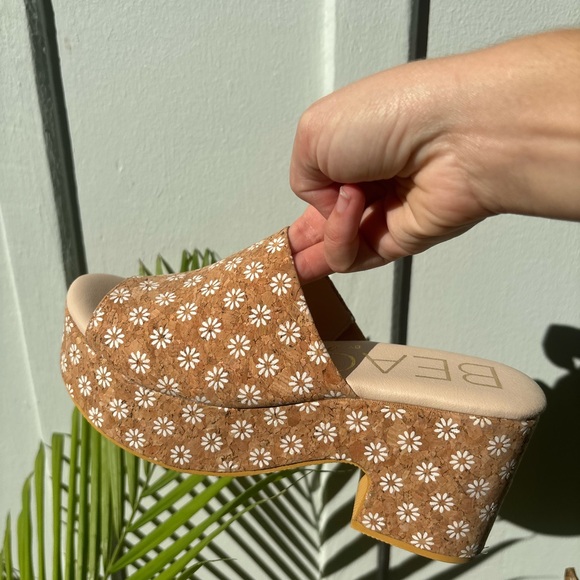 BEARPAW Women's Tan Daisy Wedge Sandals - Picture 6 of 7